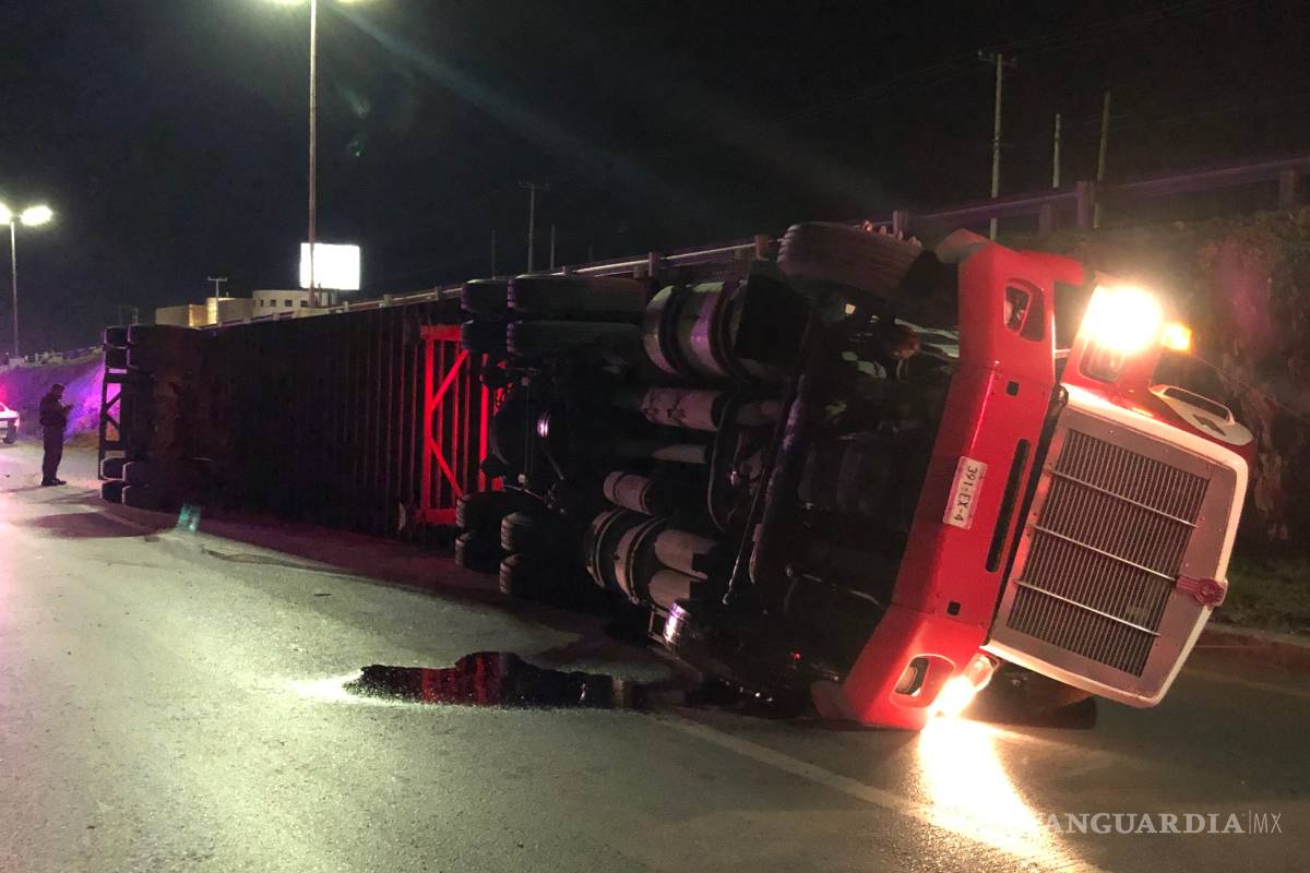 Operador duerme al volante y vuelca en el bulevar Miguel Ramos Arizpe