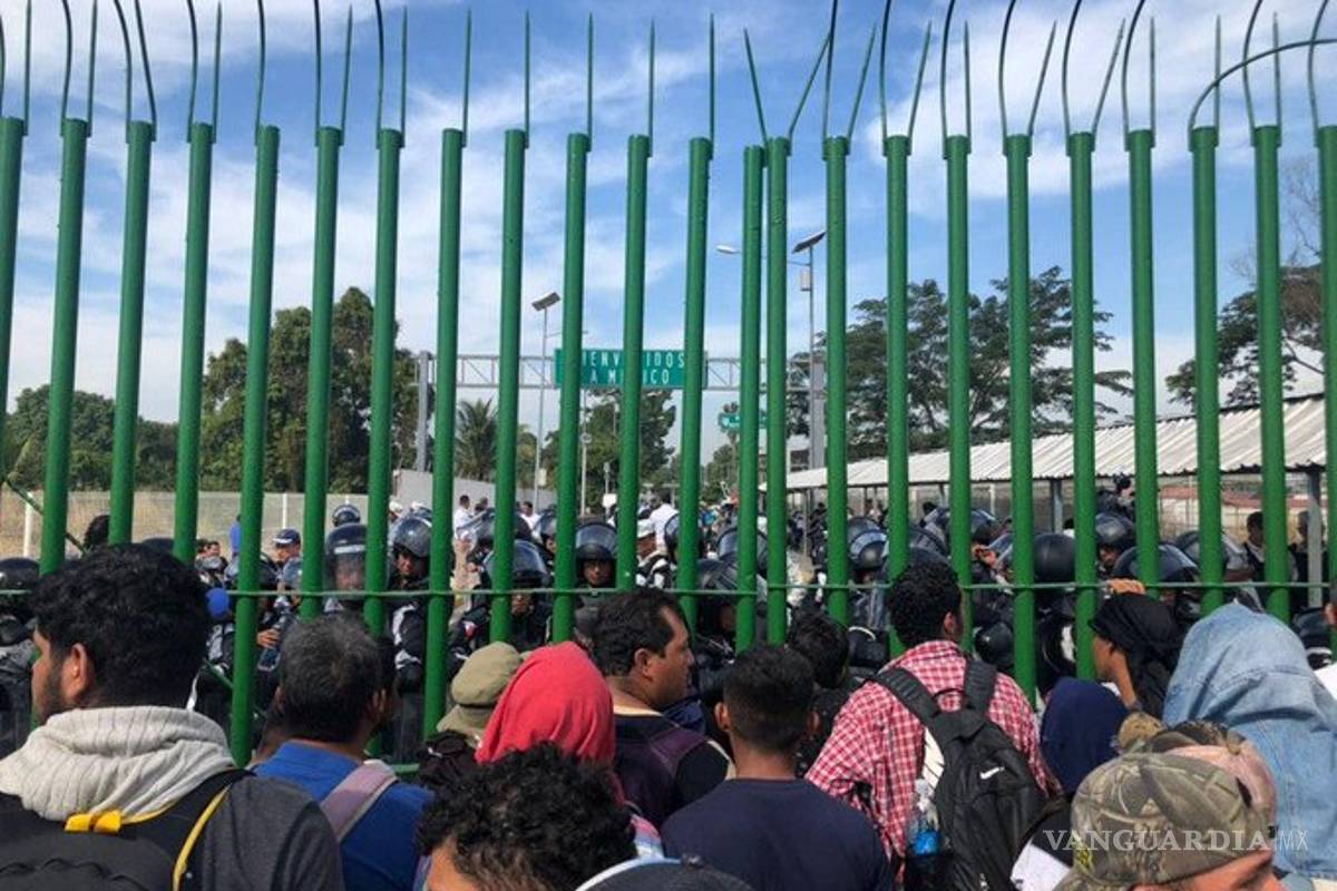 Migrantes intentan cruzar a la fuerza puente fronterizo en Chiapas