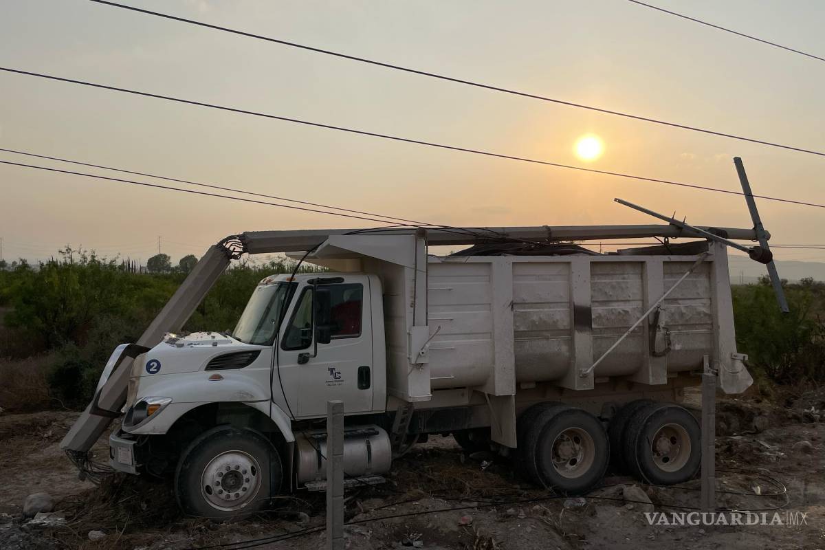 Camión de volteo derriba poste de la CFE tras salirse del camino en el libramiento Óscar Flores Tapia, en Arteaga
