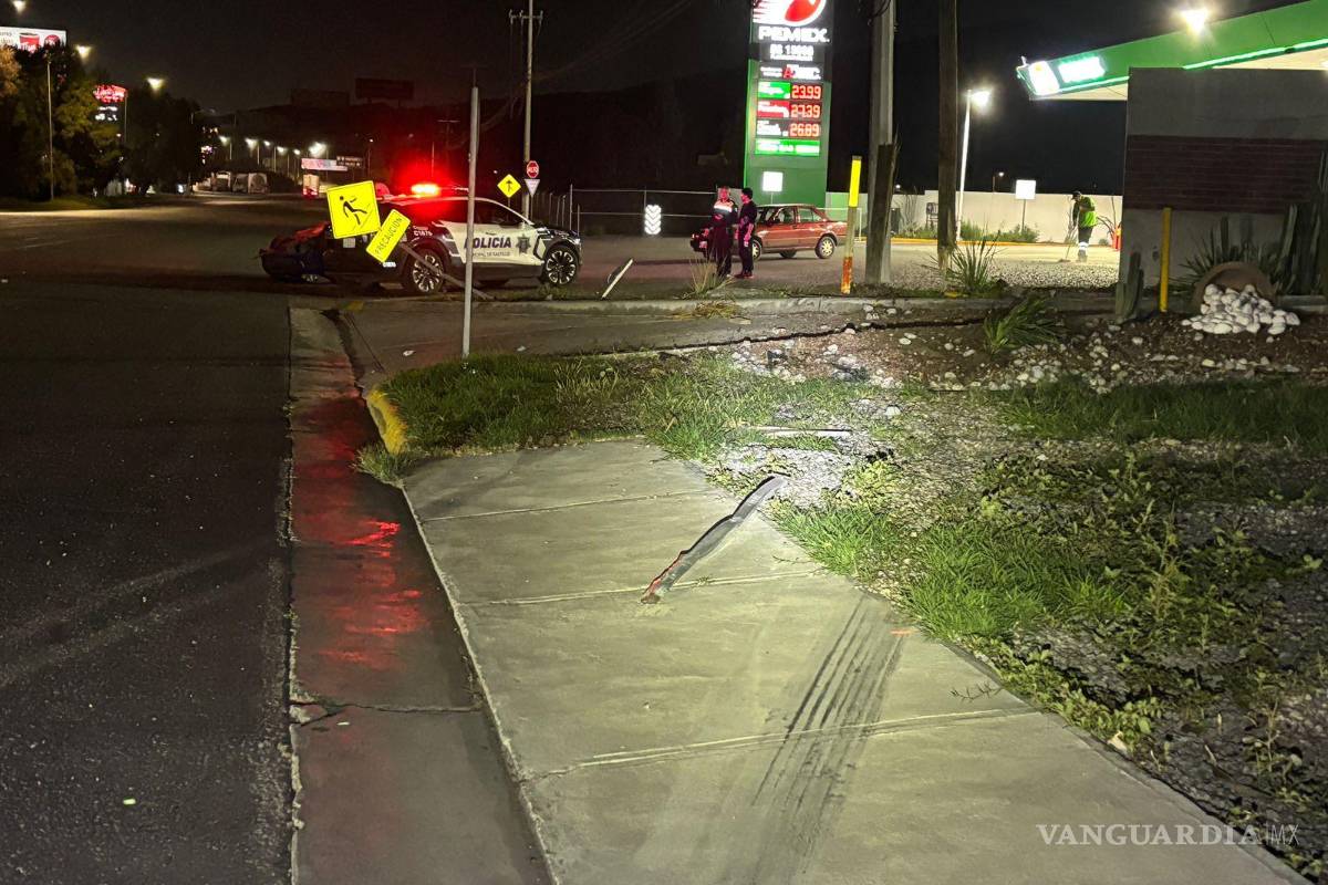 $!El vehículo terminó sobre el acotamiento, tras derribar varios señalamientos viales.