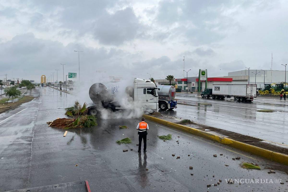 Tráiler de Lala derriba luminarias y provoca fuga de gas en el periférico de Torreón