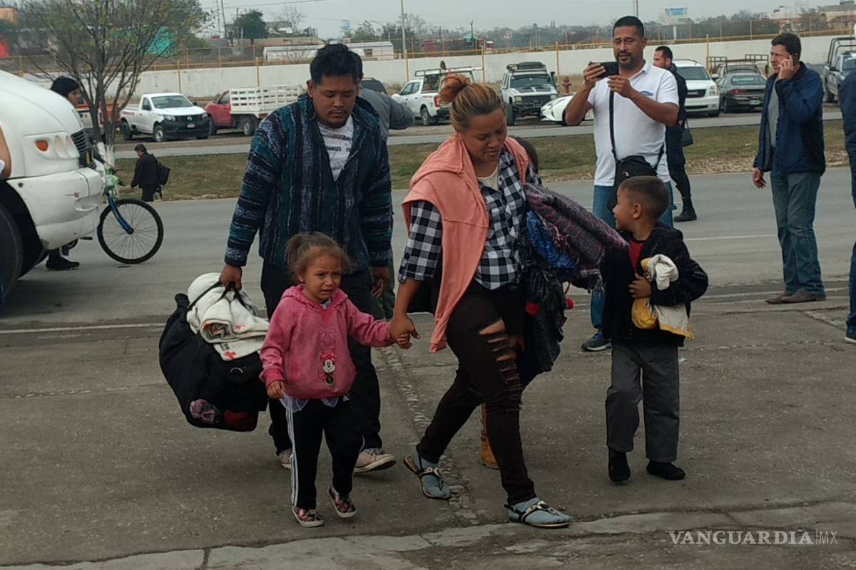 Recolectan miles de zapatos para migrantes