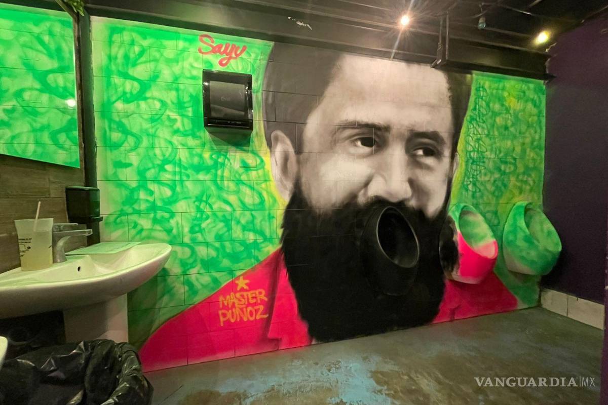 Reaparece Carlos Muñoz en forma de mijitorio en bar de Monterrey, Nuevo León