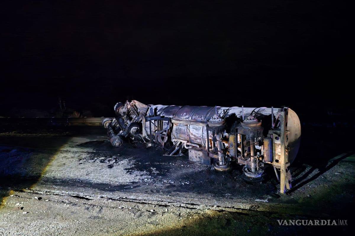 $!El tráiler quedó completamente calcinado tras ser consumido por el incendio en la carretera 40-D.