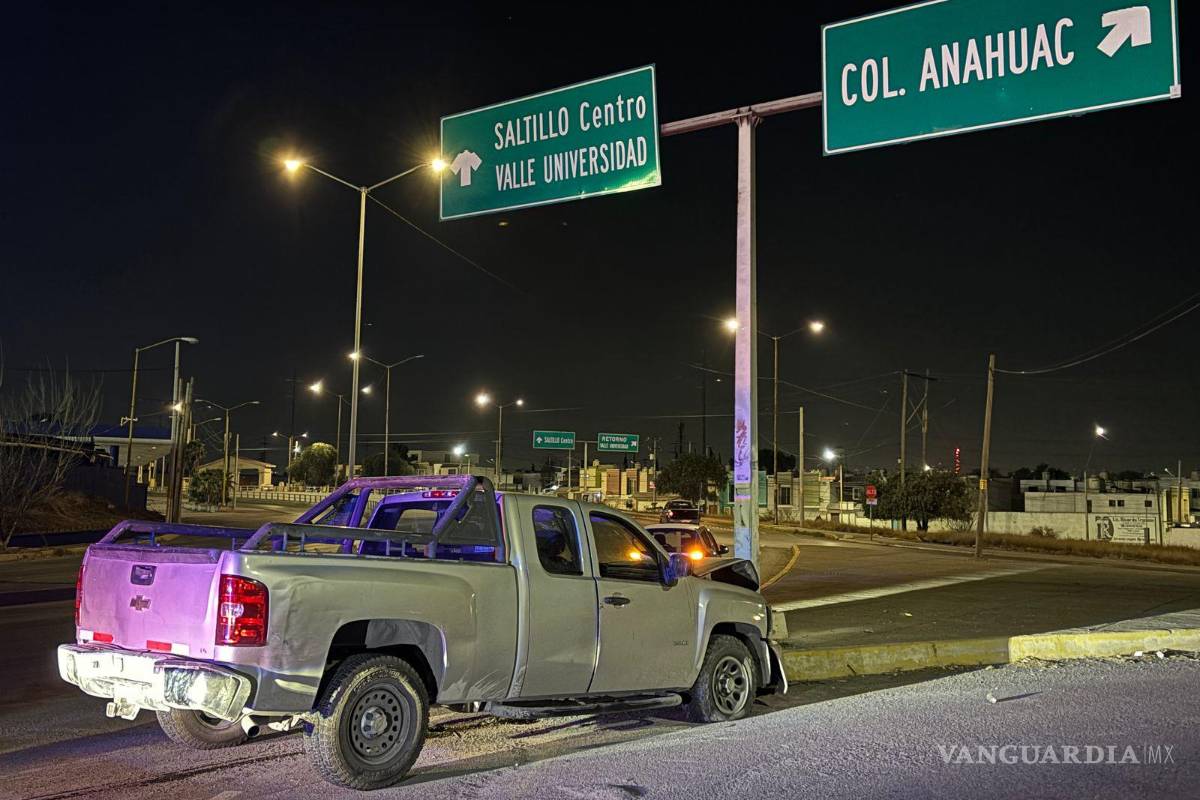 Choque por alcance proyecta camioneta contra señalamiento en Saltillo; responsable huye