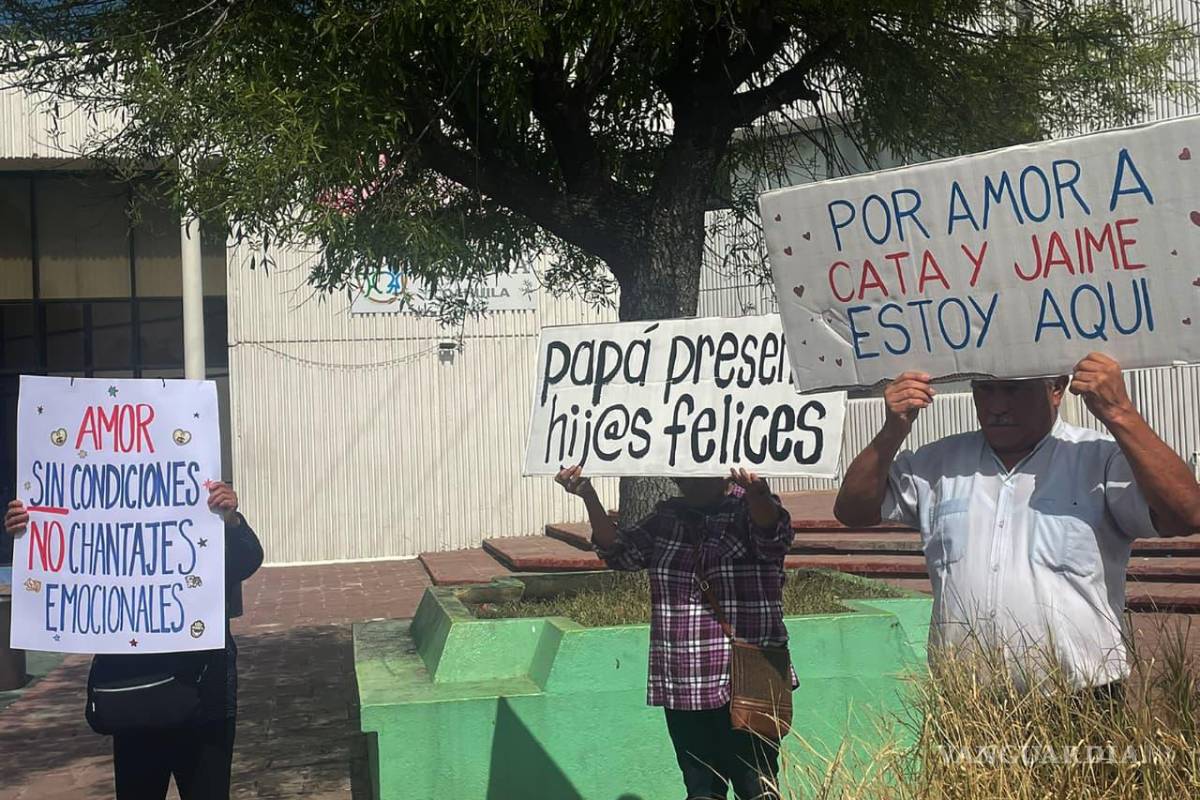 $!Los manifestantes señalaron que algunos padres llevan hasta cinco años sin ver a sus hijos.