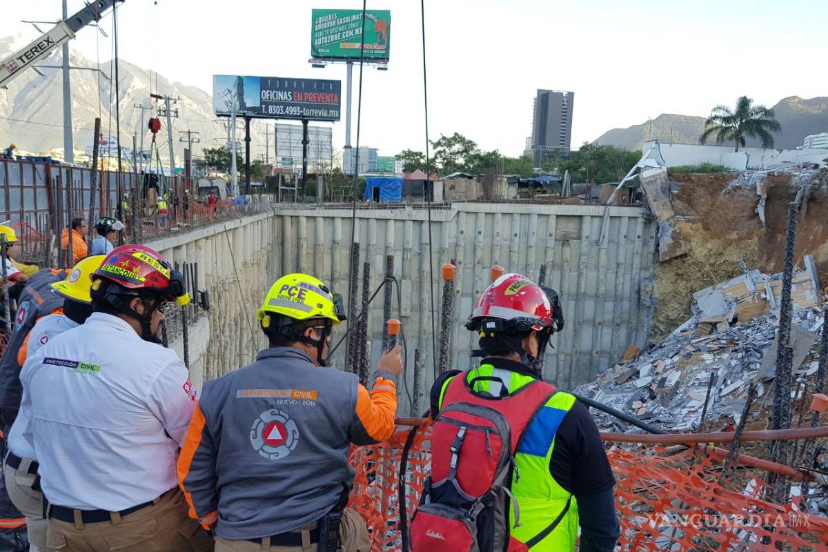 $!Derrumbe en casas de Monterrey deja una persona muerta, otra herida y una desaparecida