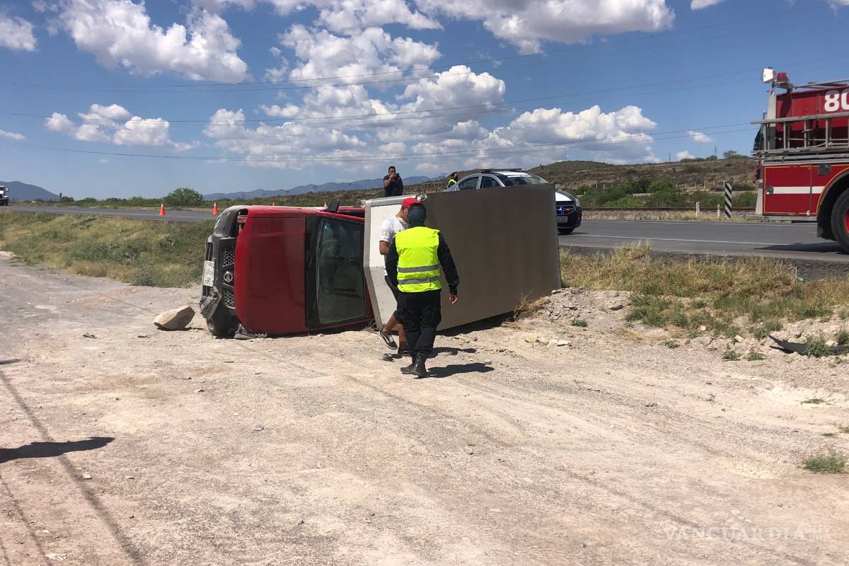 Jóvenes vuelcan en la carretera Saltillo-Zacatecas
