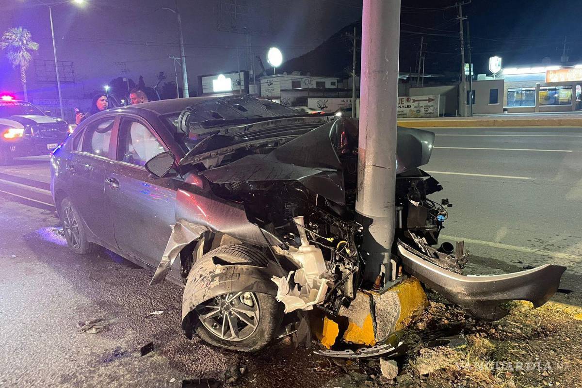 Dormita al volante y se ensarta contra poste en Ramos Arizpe