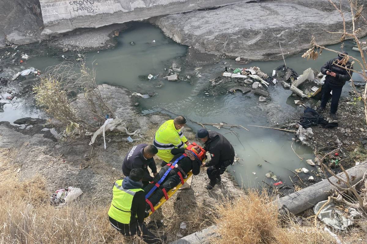 Saltillo: por tomar atajo, motociclista cae a arroyo con todo y el tanque de gas que cargaba