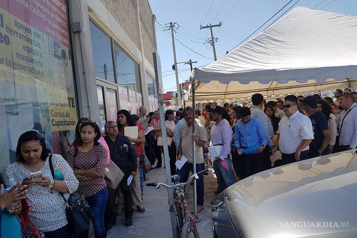 Más de 500 personas buscan empleo en tienda ancla de centro comercial de Monclova