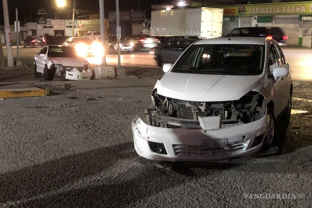 Saltillo: hombre maneja por la ciclovía y choca; segundo accidente sucede en el mismo momento y lugar