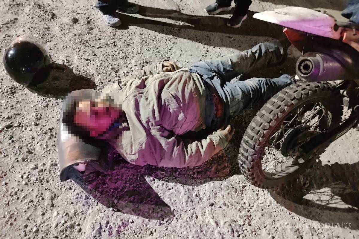 Se le desprende llanta y provoca volcadura de motocicleta en Saltillo