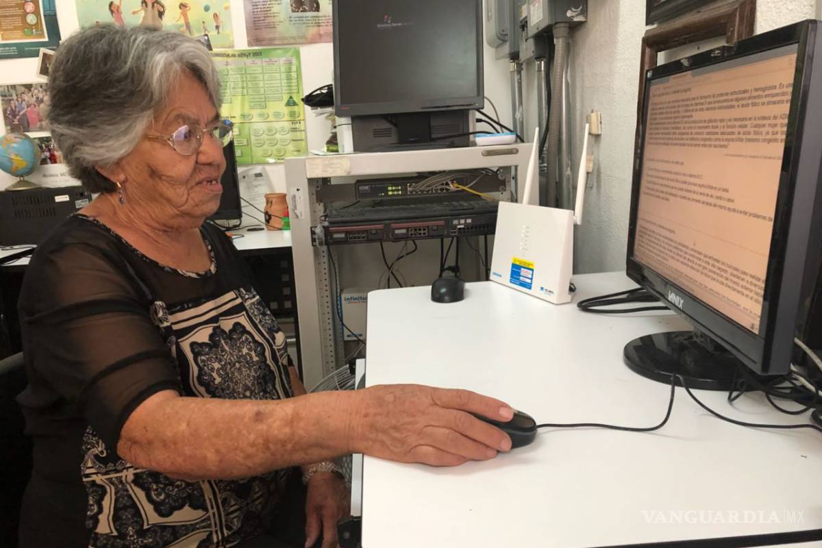 Busca superarse mujer saltillense y estudia la secundaria a sus 77 años; se convierte en un ejemplo en el día del estudiante