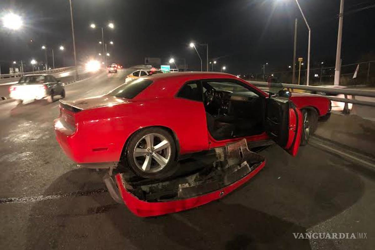 Por 'rápido y furioso' destroza su Dodge Challenger en Saltillo; brinca camellón y choca a taxista