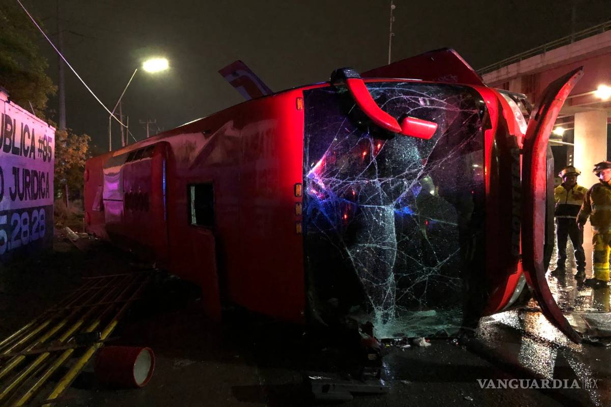 Vuelca camión con pasajeros; hay 8 lesionados