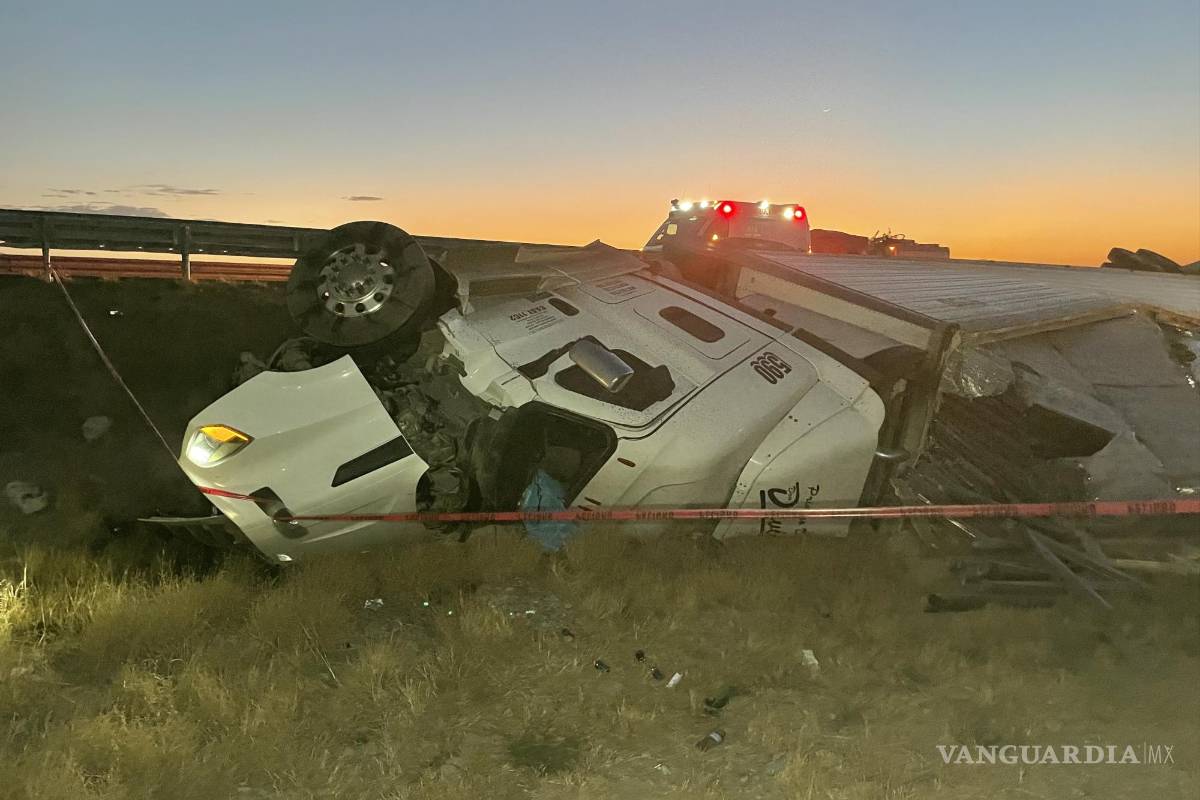 Muere trailero al volcarse sobre la Carretera Federal 57