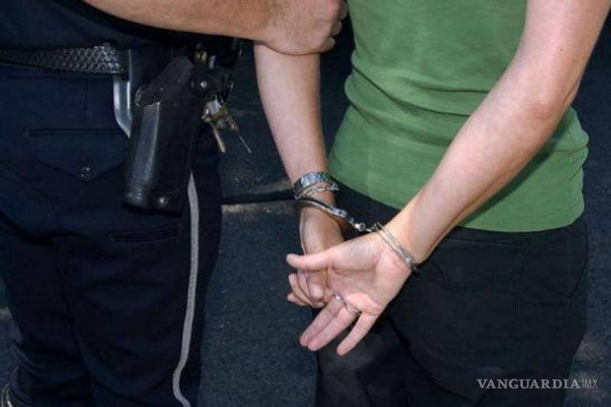 Le limpia la casa y la sorprende robando