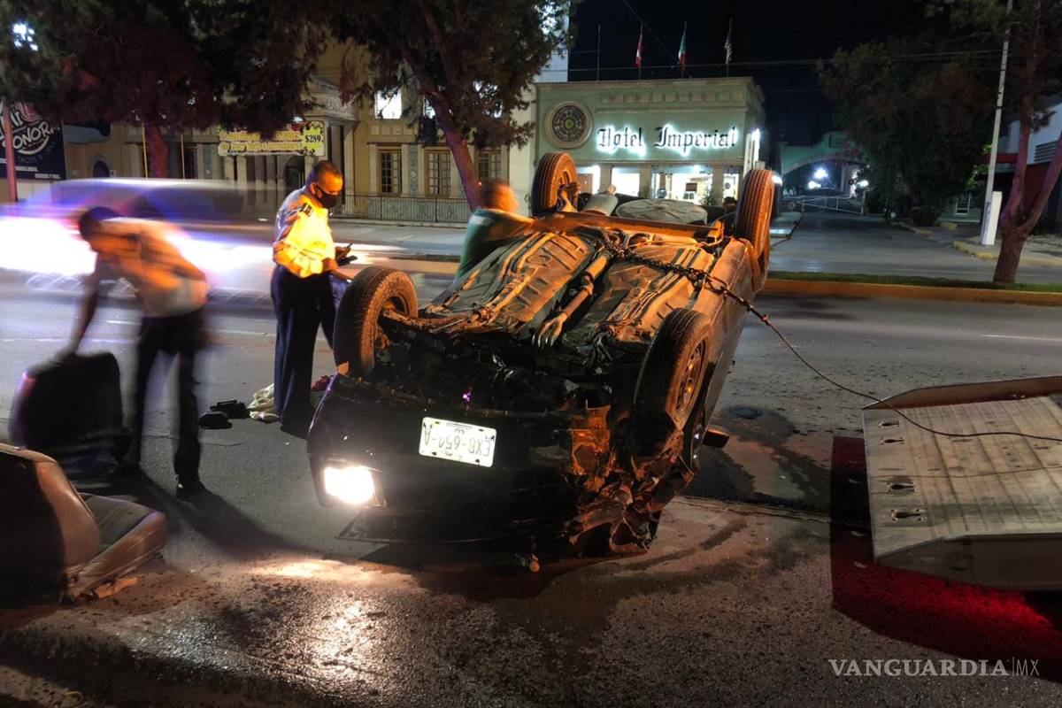 Hombre por poco muere en volcadura