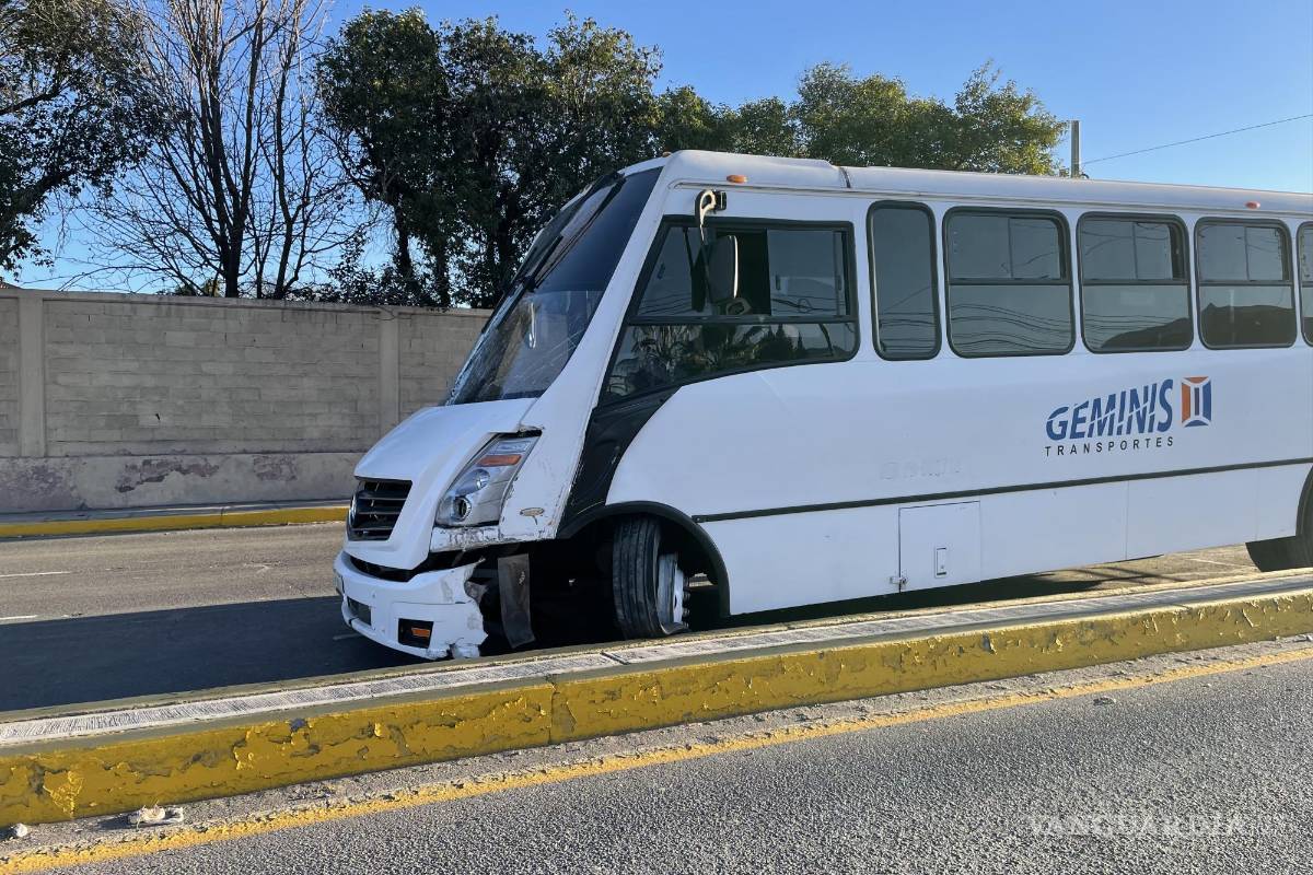 Transporte de personal choca contra camellón y casi vuelca en periférico LEA en Saltillo