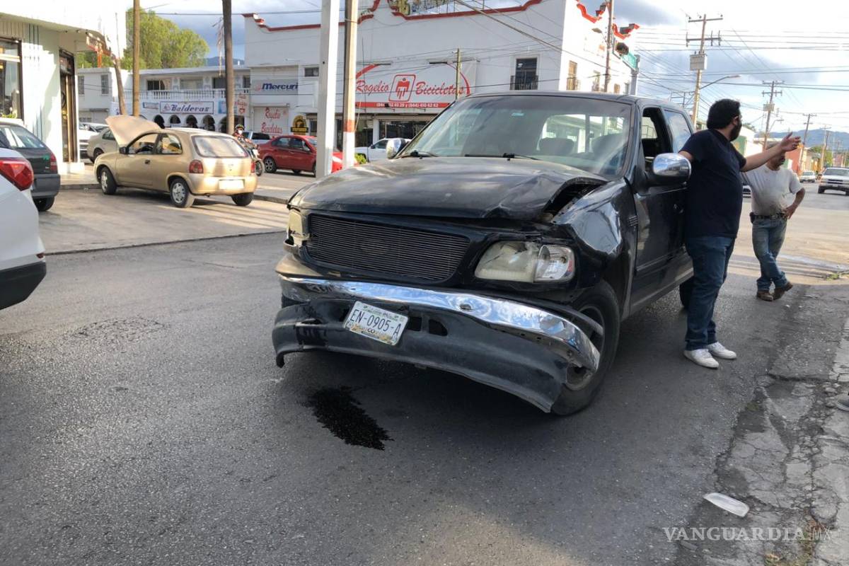 Provoca aparatoso accidente en Zona Centro de Saltillo y huye