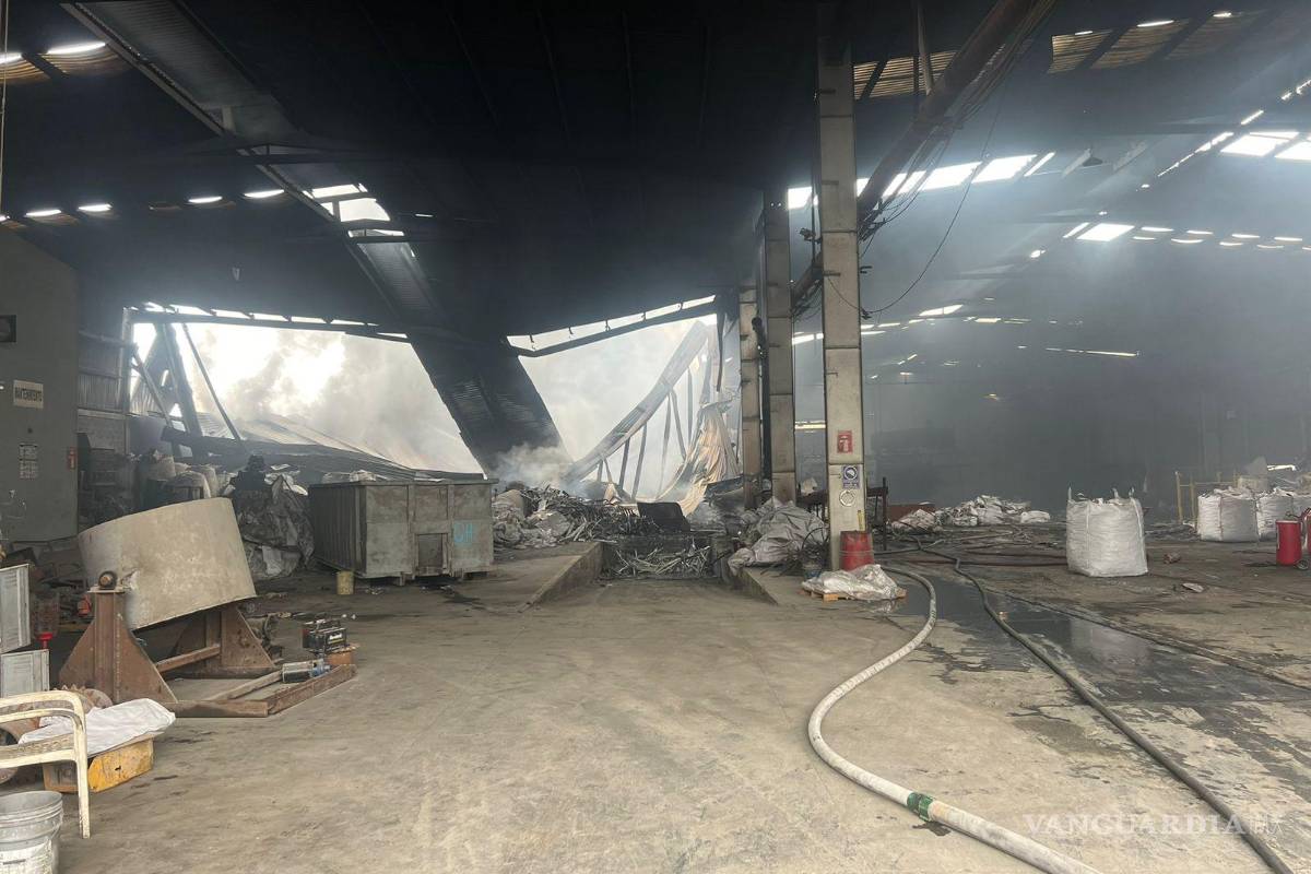Moviliza incendio en recicladora en Escobedo, Nuevo León