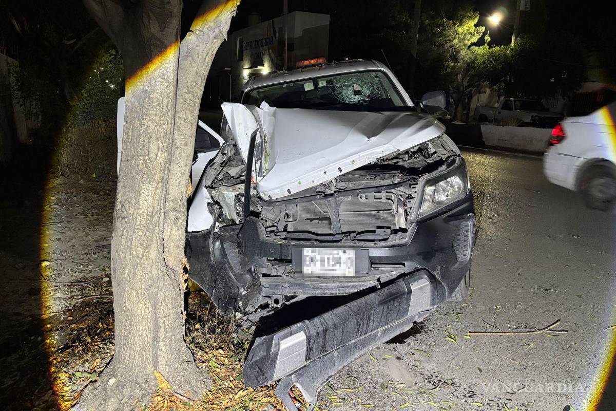 Choca trabajador de Agsal camioneta de la empresa contra un árbol; abandona la unidad