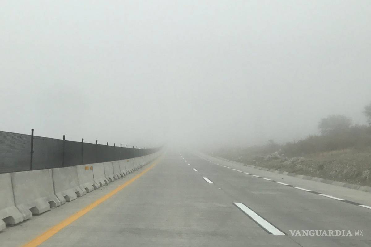 Cierran carretera libre y autopista Saltillo - Monterrey por neblina