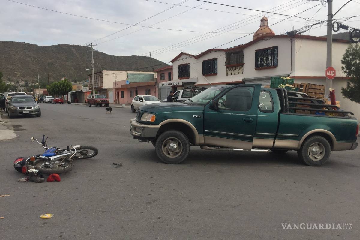 Motociclista resulta atropellado al pasarse el alto en Saltilllo