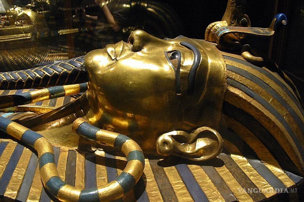 Ocho empleados a juicio por dañar máscara de Tutankamón