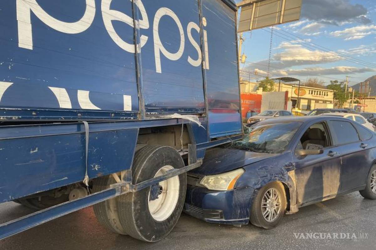 De milagro, jóvenes se salvan de quedar prensados en periférico de Saltillo
