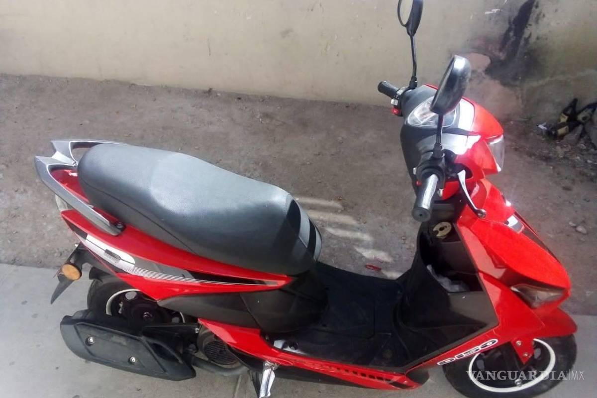 $!La motocicleta roja, que fue robada en la colonia Oceanía, aparece en el video captado por cámaras de seguridad.