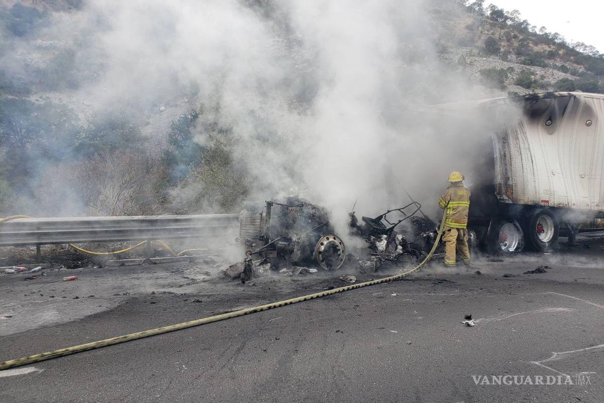 Incendio de tráiler afecta circulación en tramo Saltillo-Los Chorros