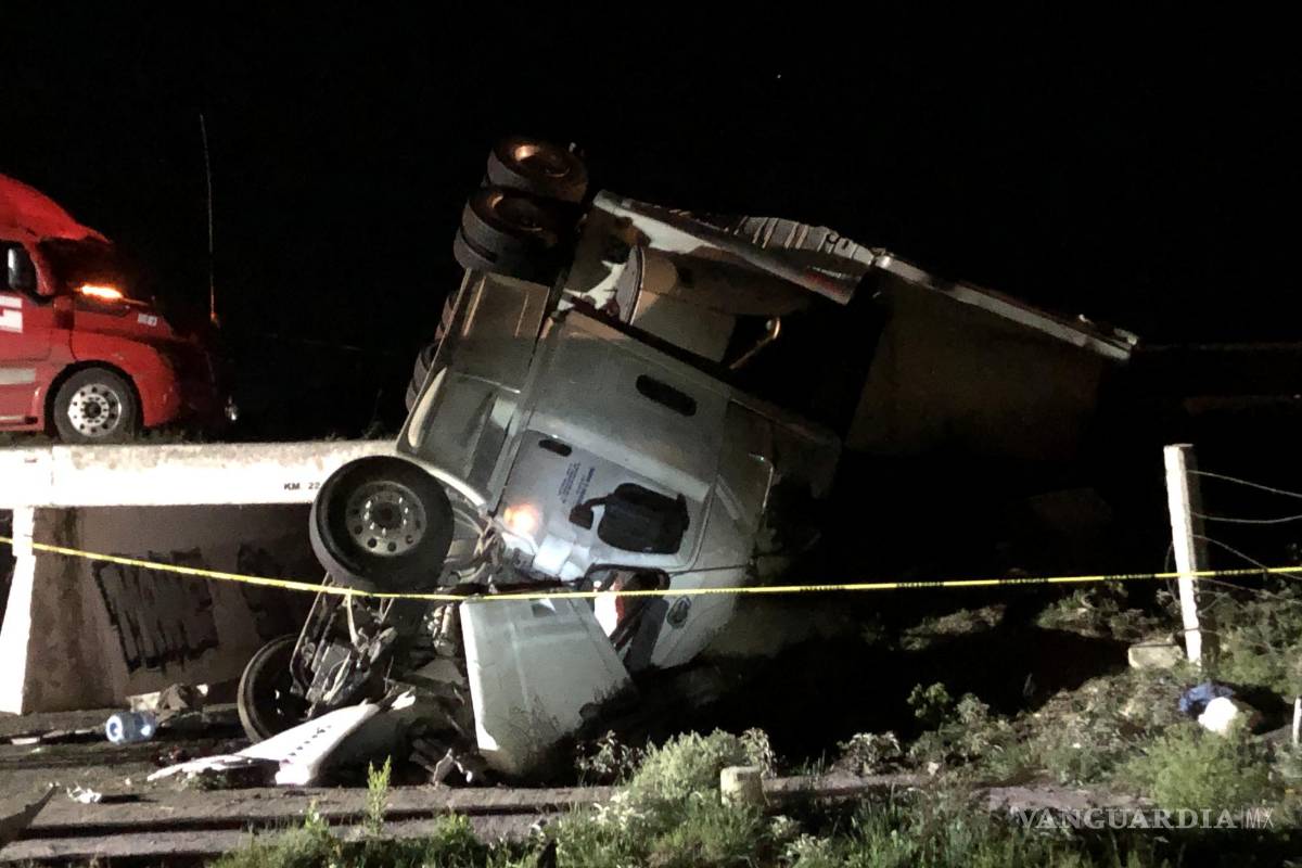 Tragedia en la Matehuala-Saltillo, conductor de tráiler pierde la vida en volcadura