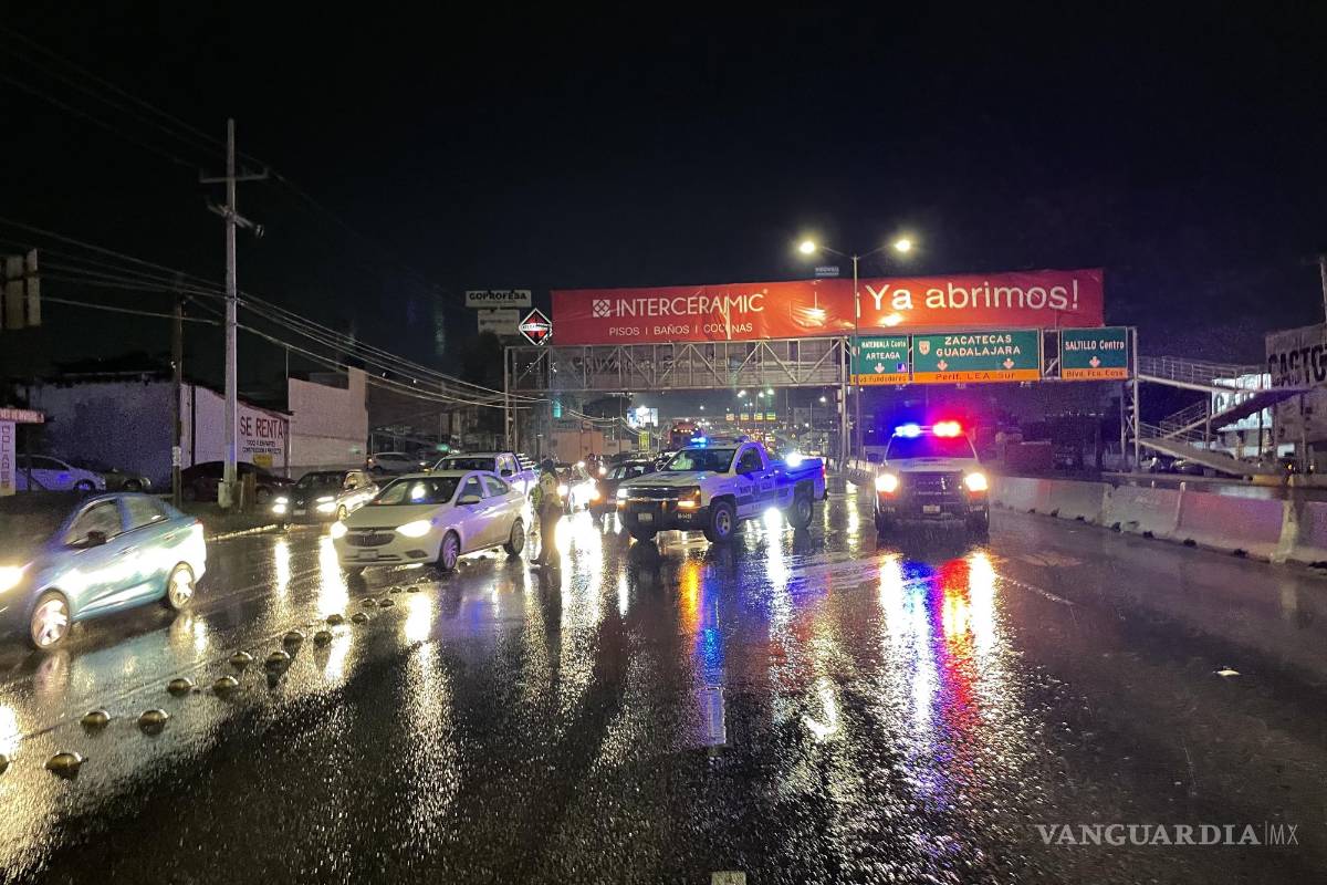 Lluvia en Saltillo provoca carambola; se estampan nueve vehículos en periférico LEA