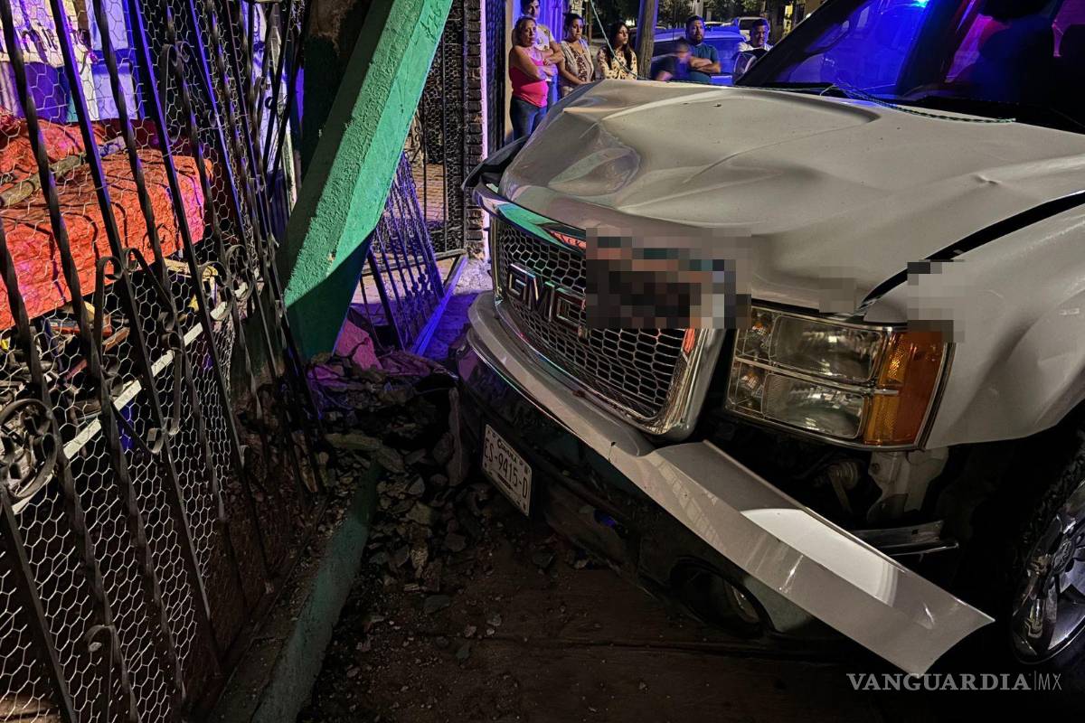 $!La camioneta GMC pick up terminó impactándose contra un poste de concreto y la fachada de una vivienda en la colonia San Ramón.