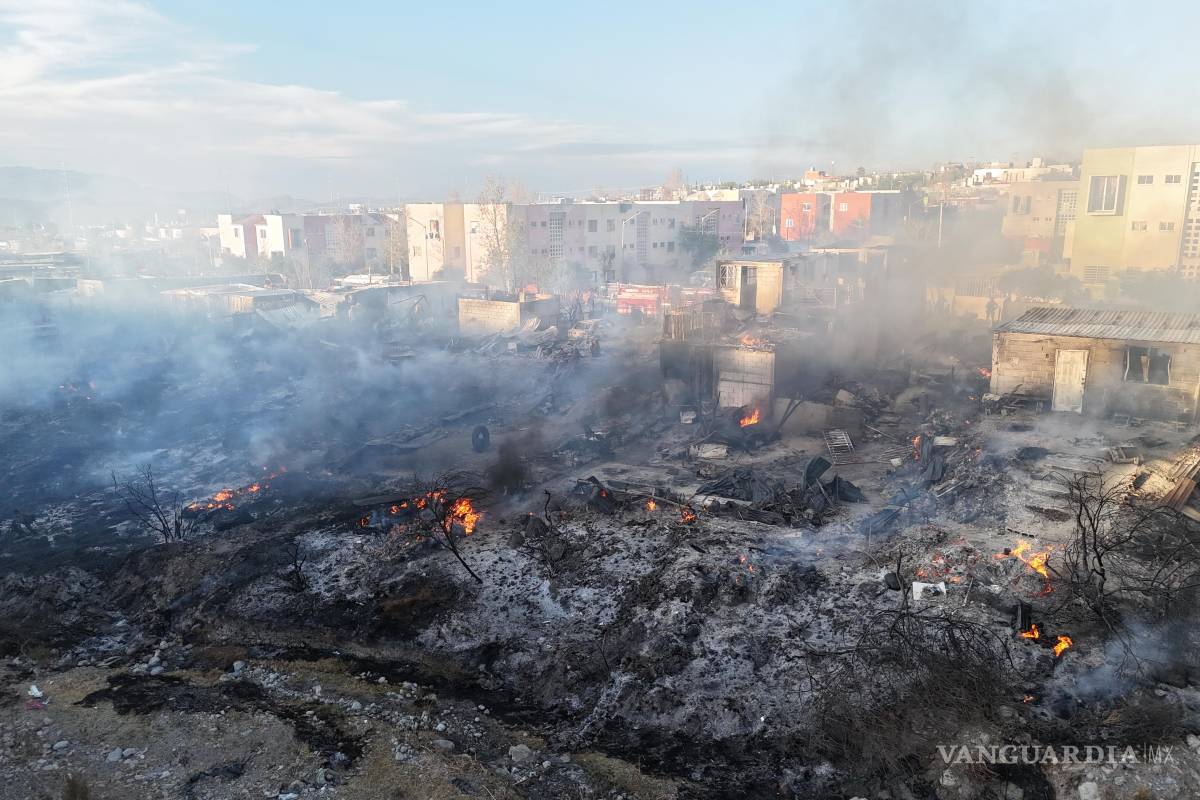 Incendio provocado deja sin hogar a 18 familias en Saltillo