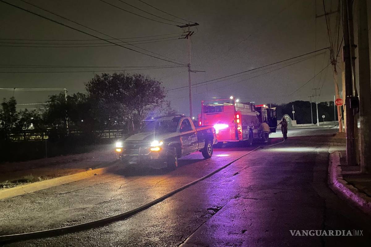 Moviliza a bomberos de Saltillo quema de maleza en arroyo