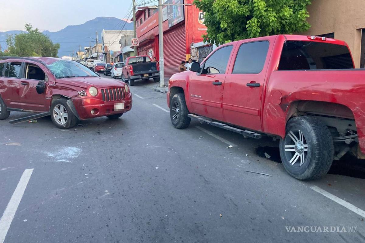Dormita y choca contra camioneta estacionada; termina volcado, al sur de Saltillo