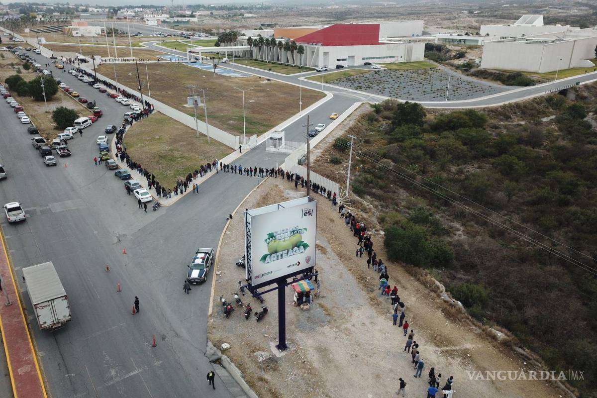 Termina vacunación COVID-19 en módulos de Saltillo; cientos en filas reciben fichas para mañana