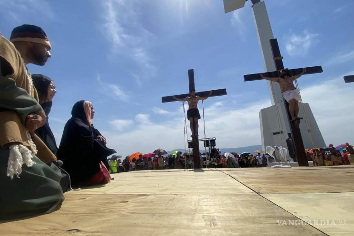 $!A pesar del calor intenso, los asistentes siguieron con fervor la escenificación de la Pasión de Cristo.