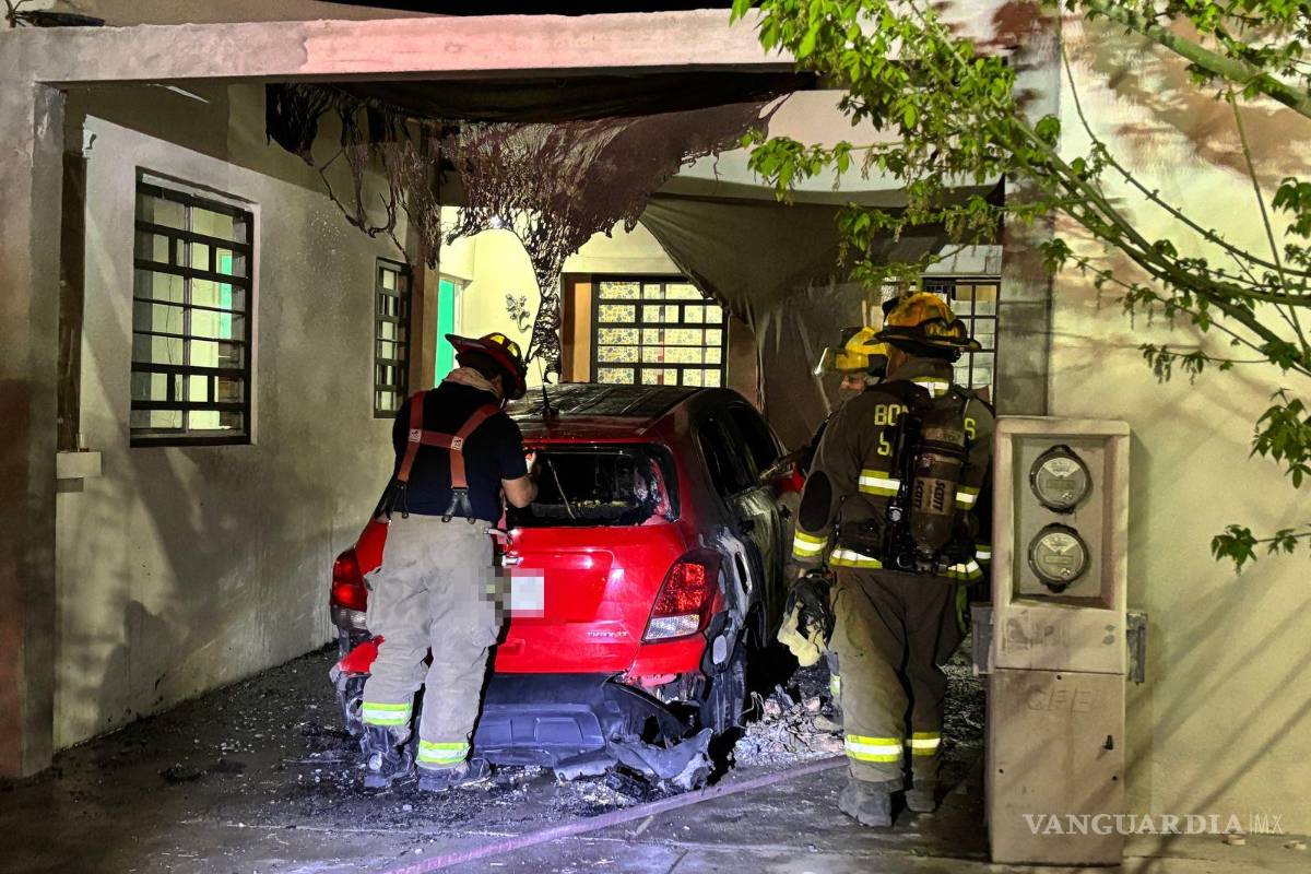 Fuego arrasa con camioneta dentro de un cochera en Saltillo; autoridades investigan causa
