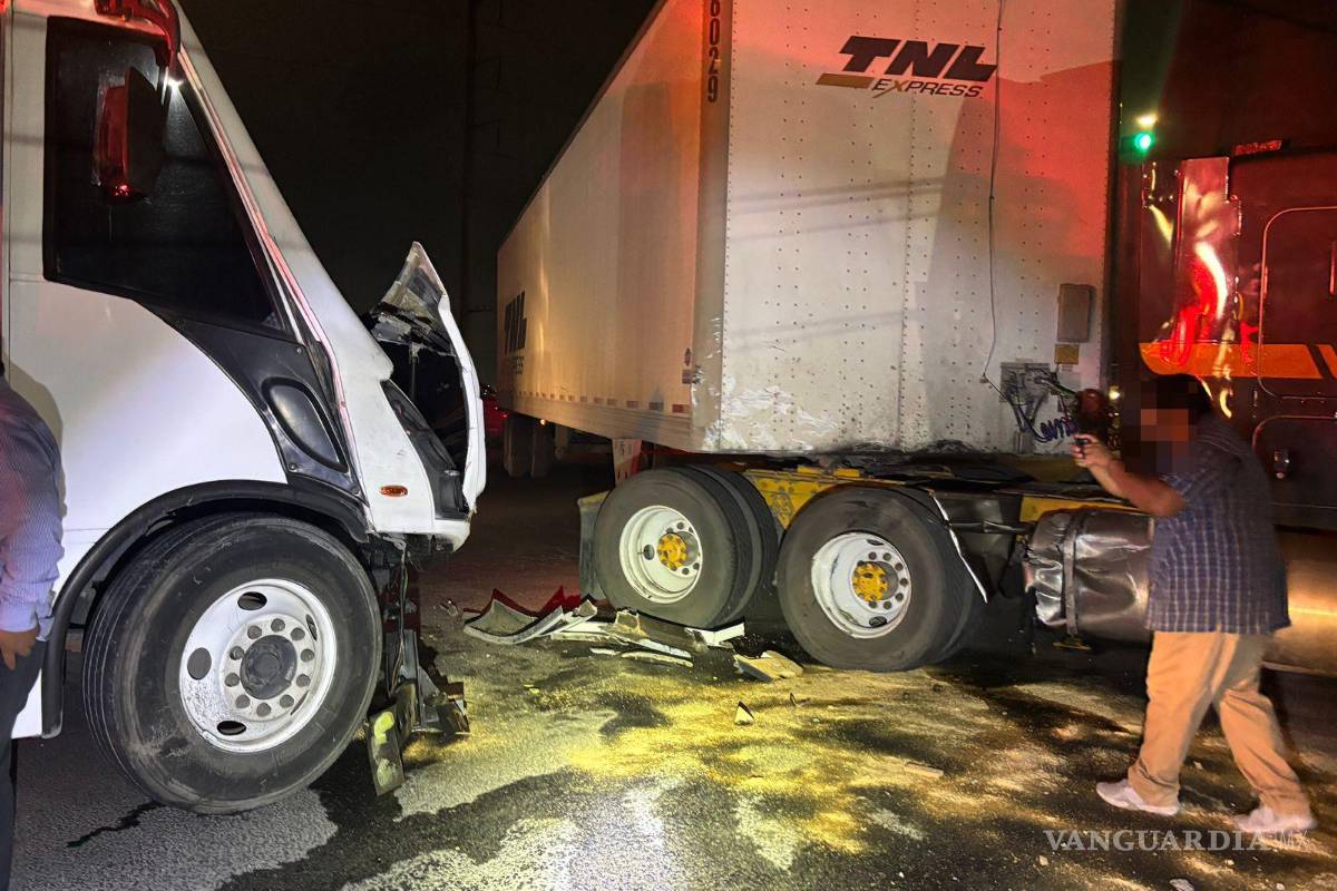 $!Elementos de Tránsito Municipal realizaron labores para desviar el tráfico mientras se retiraban las unidades siniestradas.