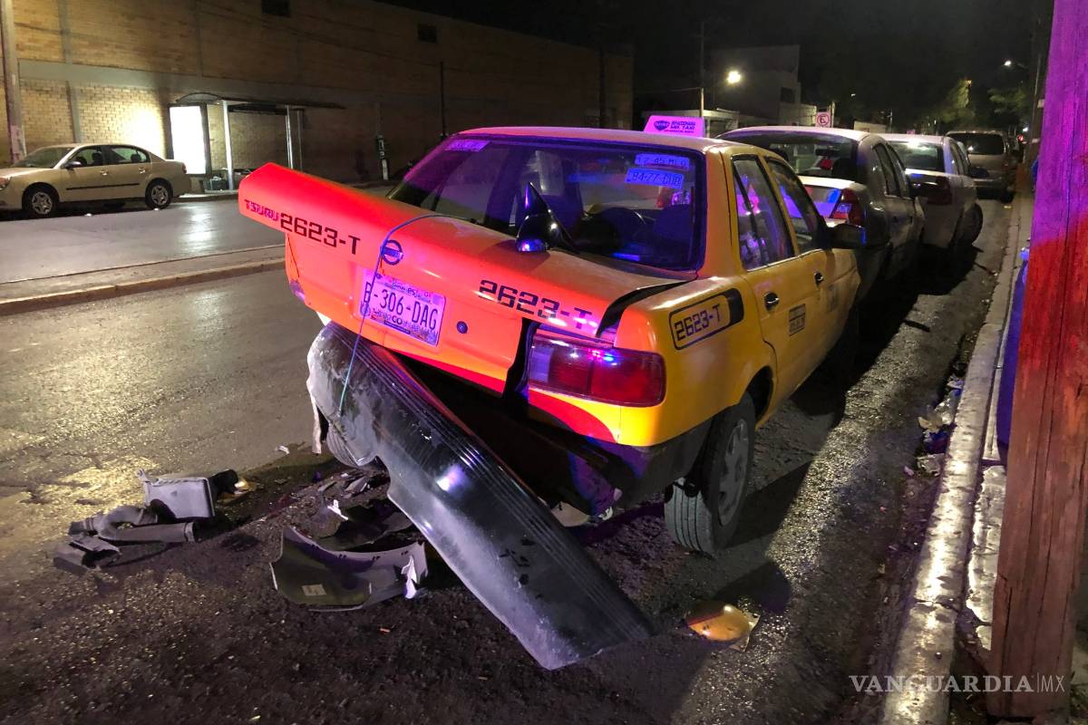 Conductora ebria impacta autos afuera de la Clínica 2 en Saltillo