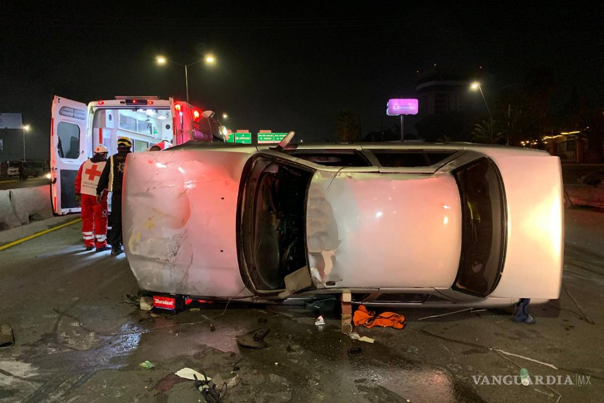 $!Socorristas trasladan al joven herido al Hospital General, mientras los agentes de tránsito aseguran el área y retiran el vehículo siniestrado.