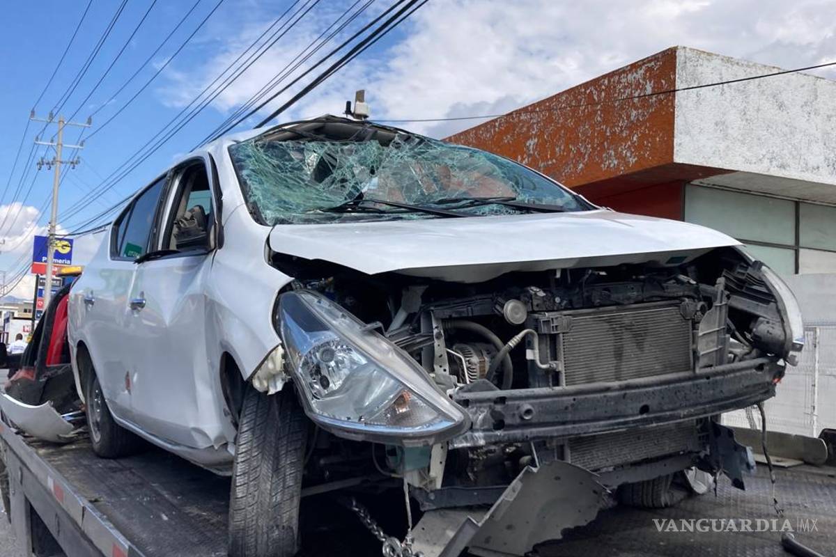 Choca y vuelca en puente del bulevar Fundadores, en Saltillo