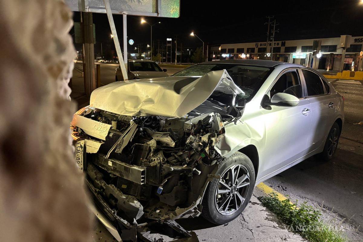 Veloz choca por alcance y termina proyectado contra un muro, en Saltillo; iba presuntamente ebrio