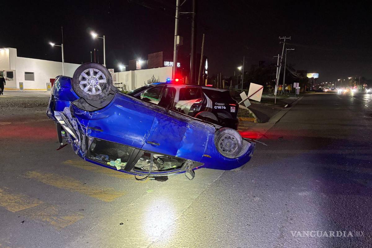 Saltillo: ebrio acelerado, derriba señalamientos y vuelca en V. Carranza; es detenido