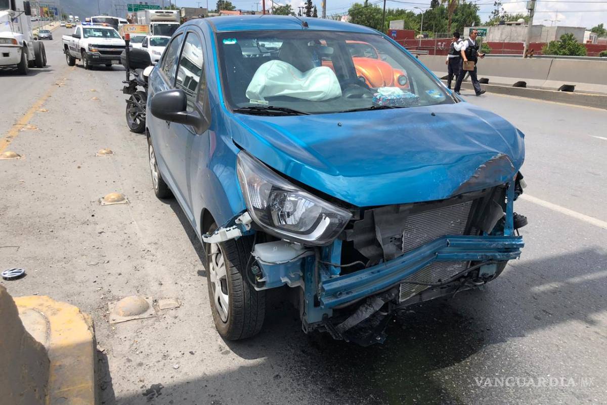 Conductora ocasiona aparatoso accidente en periférico LEA de Saltillo