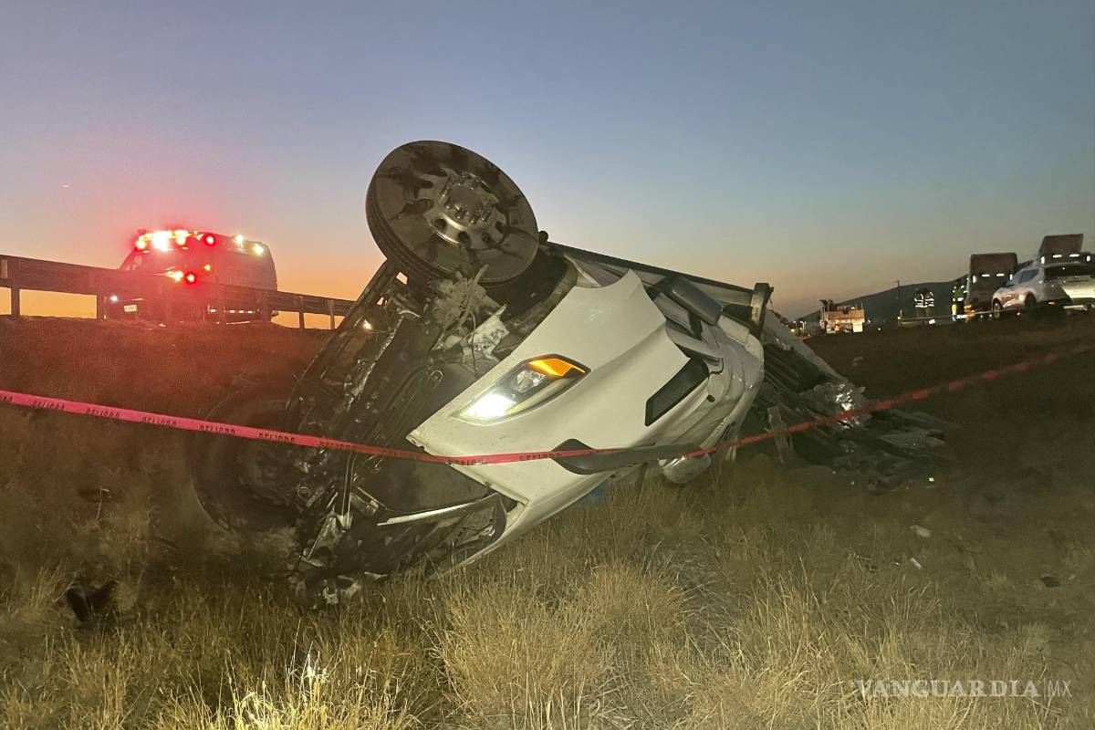 Muere trailero al volcarse sobre la Carretera Federal 57